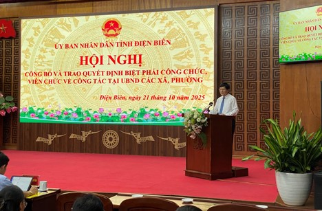 UBND tỉnh Điện Biên công bố và trao quyết định biệt phái cho 97 công chức, viên chức về UBND các xã, phường công tác